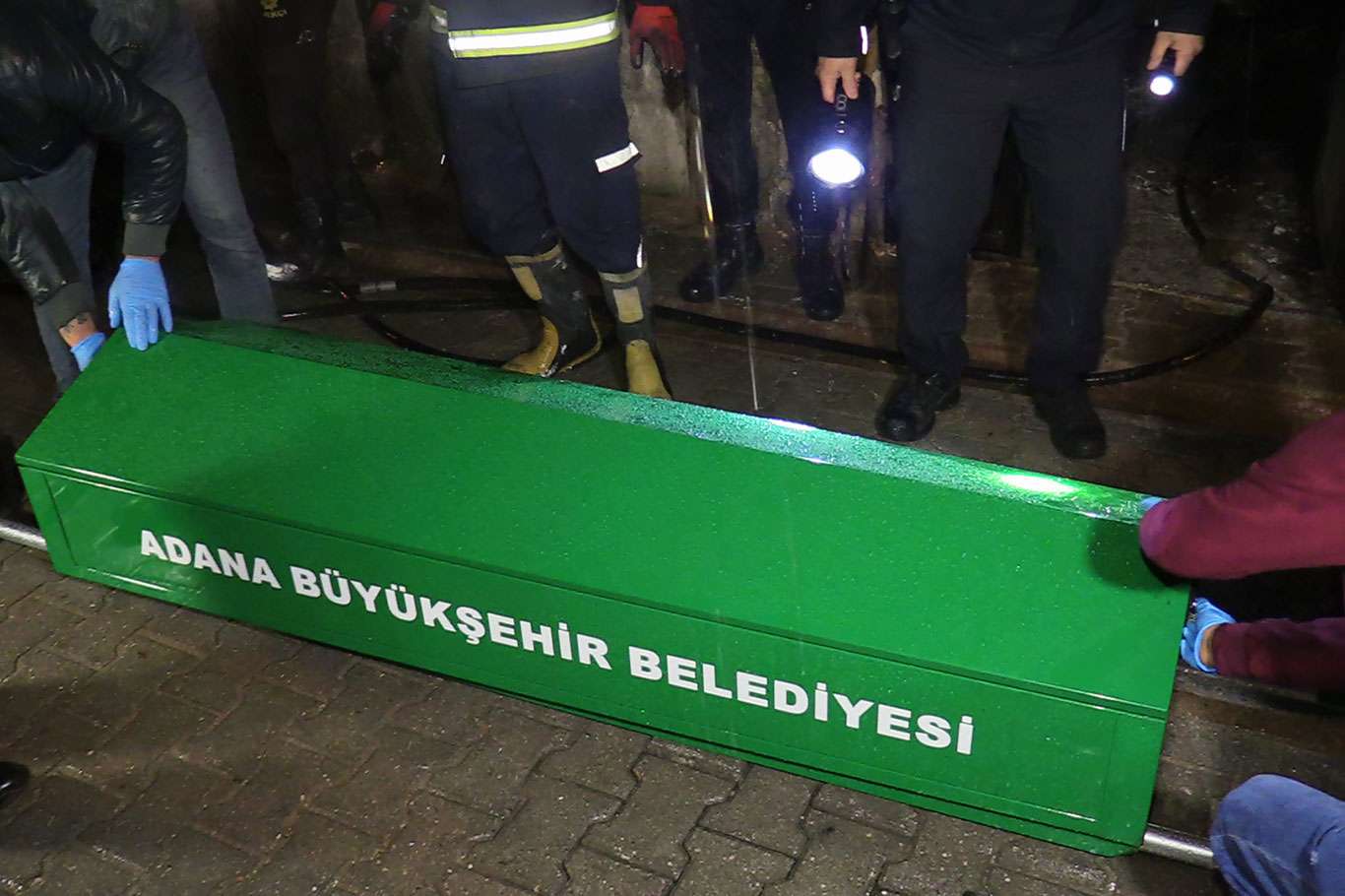 Metruk evde çıkan yangında bir kişi hayatını kaybetti
